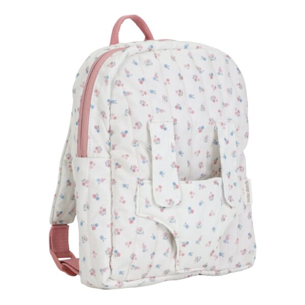 Little Dutch Puppen Rucksack in Rosa mit Blumenprint, Puppe im vorderen Trageteil, Kind trägt Rucksack