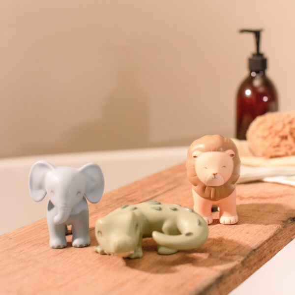 Badefigurenset Safari von Little Dutch mit Elefant, Krokodil und Löwe am Wannenrand im Badezimmer