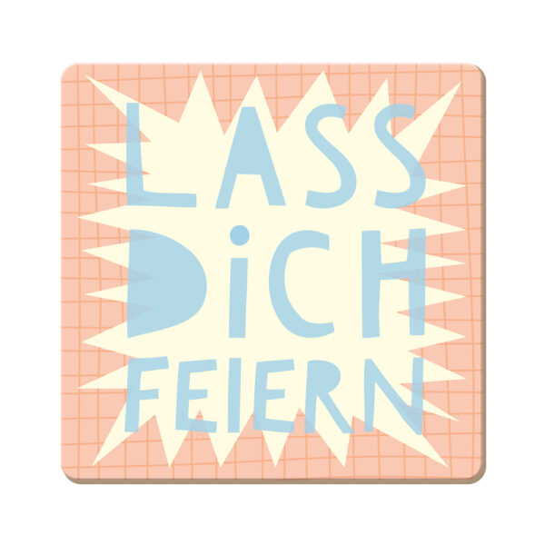 Korkuntersetzer Lass dich feiern von Grafikwerkstatt in Apricot mit Karomuster, cremefarbenem Stern und hellblauer Schrift, 9,5 x 9,5 cm